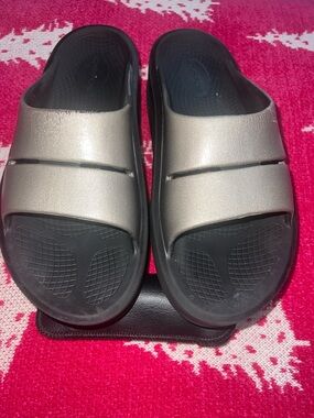 OOFOS OOmega OOahh Luxe Platform Recovery Slides- Metallic Silver